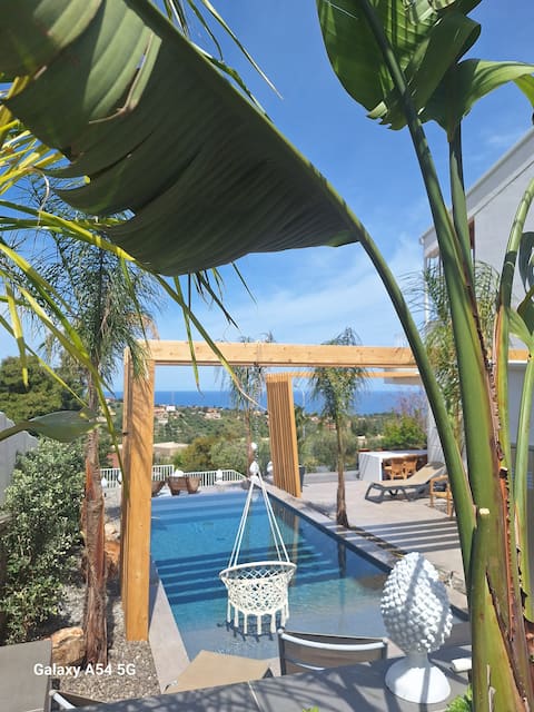 Last minute Villa with infinity pool and sea view