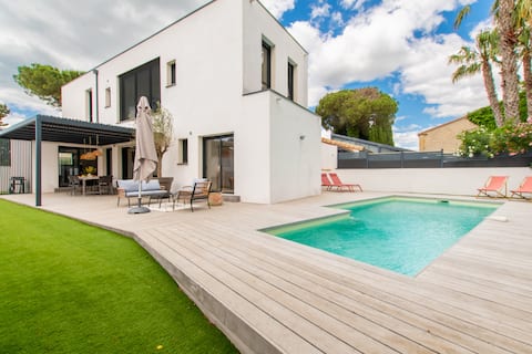 Piscine & Déco chaleureuse dans  Villa Design