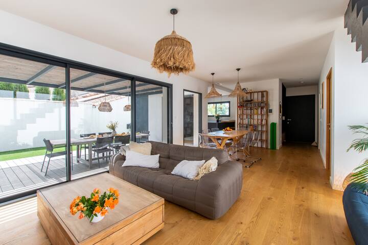 Piscine & Déco Chaleureuse Dans  Villa Design - Le Grau-du-Roi