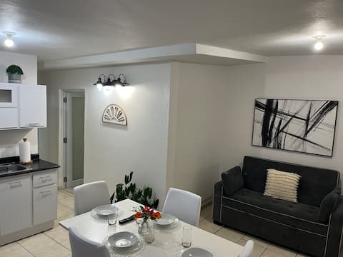 second floor apartment 10 minutes from the airport