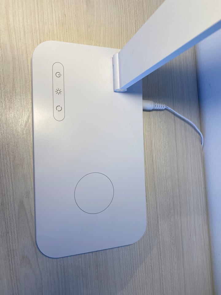 Lámpara luz cálida o luz fría, graduable en intensidad con carga inalámbrica.