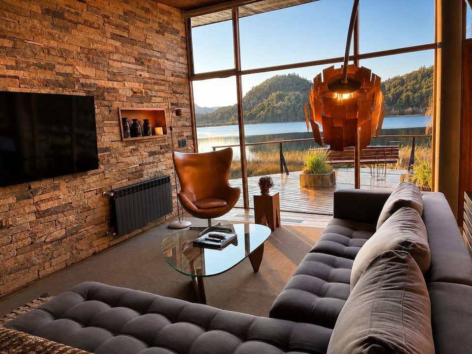 A glass-walled house on Laguna El Trébol, San Carlos de Bariloche, Río Negro, Argentina, photo 4 of 10
