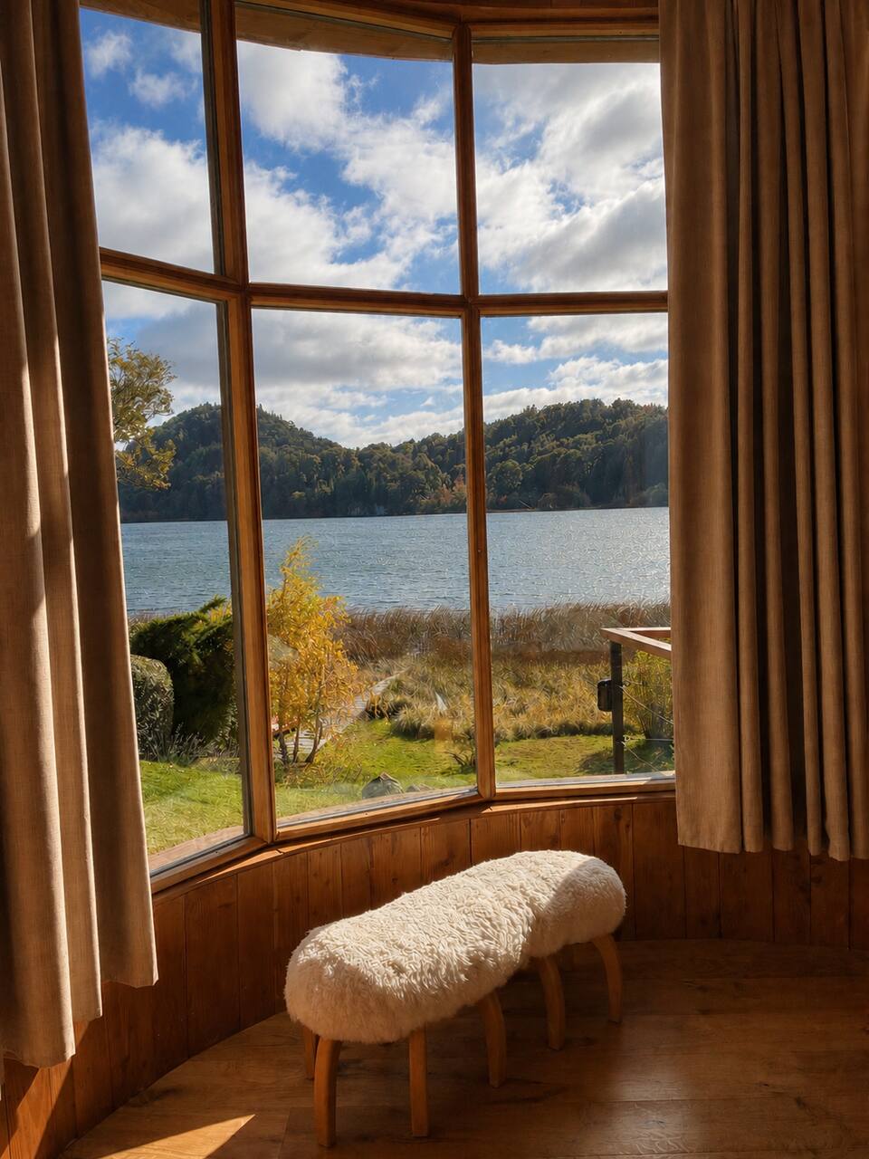 A glass-walled house on Laguna El Trébol, San Carlos de Bariloche, Río Negro, Argentina, photo 3 of 10