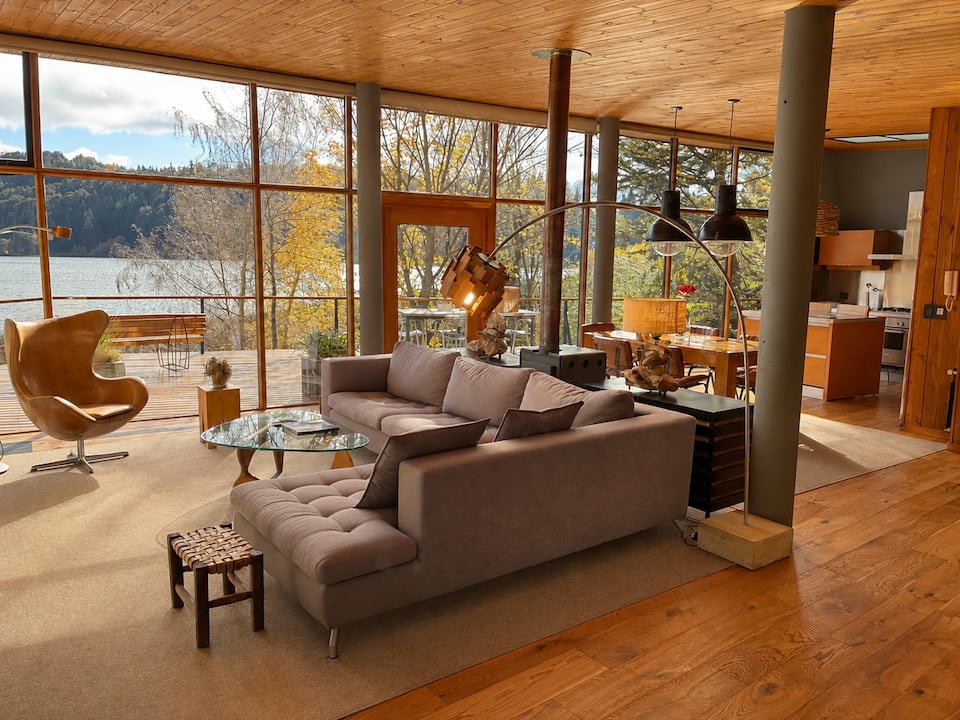 A glass-walled house on Laguna El Trébol, San Carlos de Bariloche, Río Negro, Argentina, photo 2 of 10