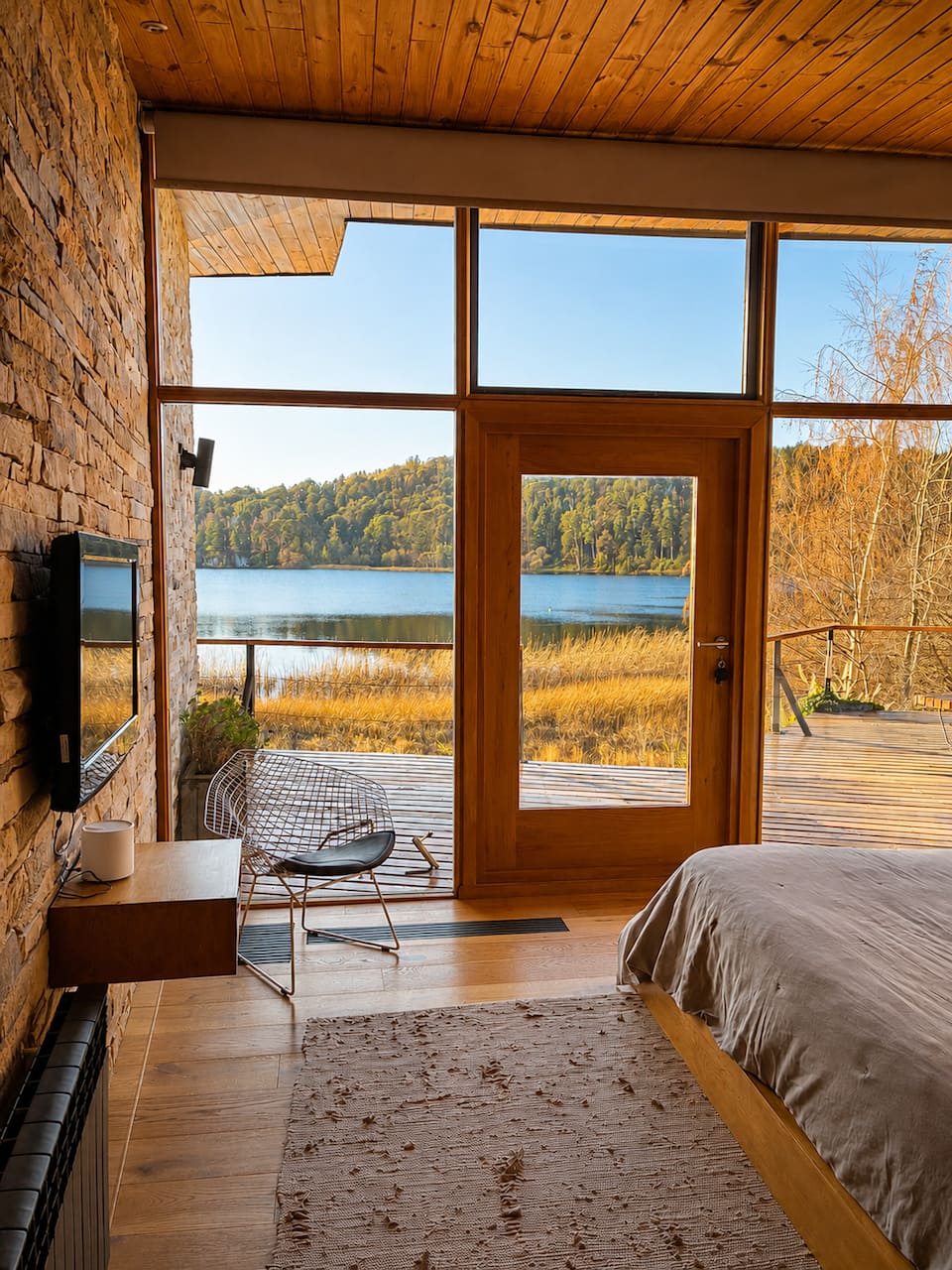 A glass-walled house on Laguna El Trébol, San Carlos de Bariloche, Río Negro, Argentina, photo 10 of 10