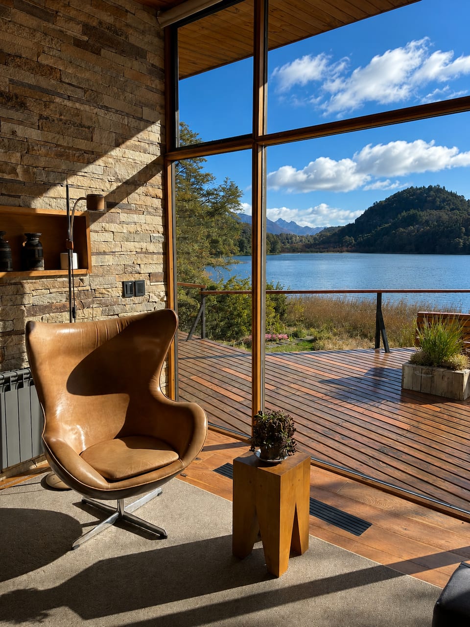 A glass-walled house on Laguna El Trébol, San Carlos de Bariloche, Río Negro, Argentina, photo 1 of 10