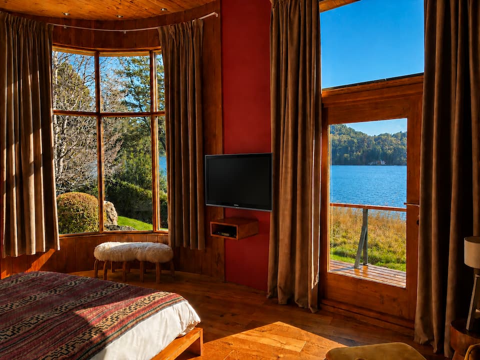 A glass-walled house on Laguna El Trébol, San Carlos de Bariloche, Río Negro, Argentina, photo 9 of 10