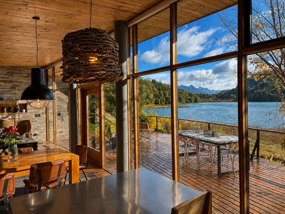 A glass-walled house on Laguna El Trébol, San Carlos de Bariloche, Río Negro, Argentina, photo 5 of 10