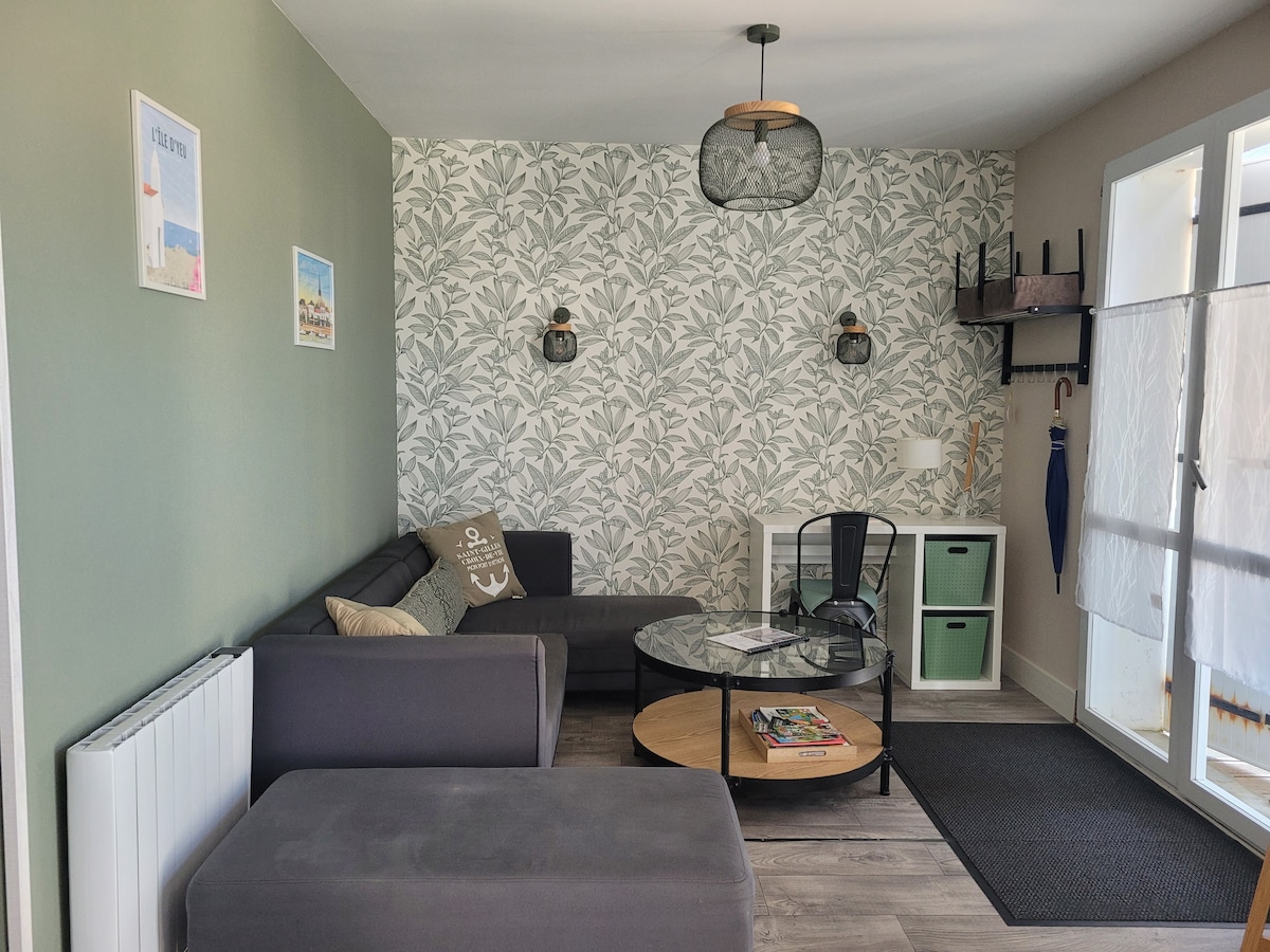 Popular Airbnb listing: Charming vacation home 2 steps from the sea in Saint Hilaire De Riez