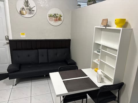 Top Airbnb: Comfy 1-Bedroom Retreat in Pembroke Pines