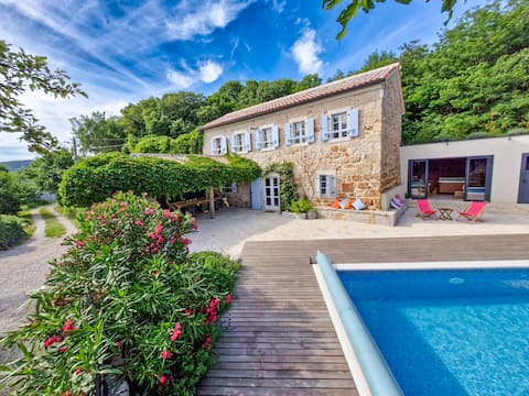 Villa Bell Aria–Serene Hideaway with Pool&Jacuzzi