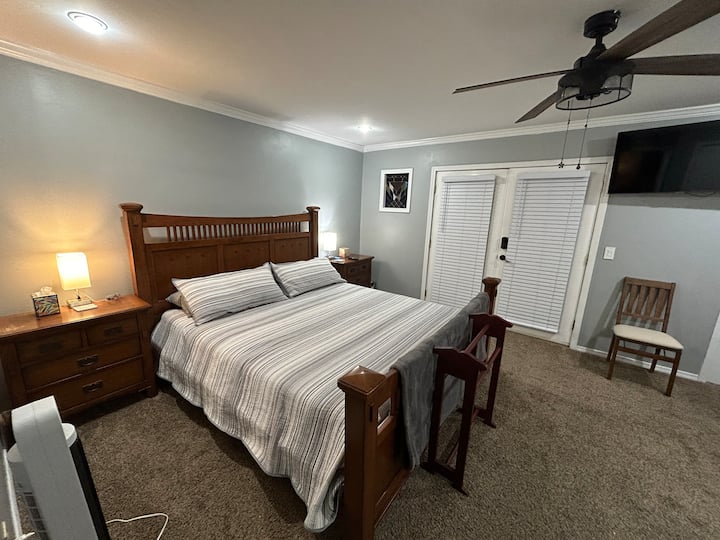 Cama California King, baño privado y TV de pantalla ancha.