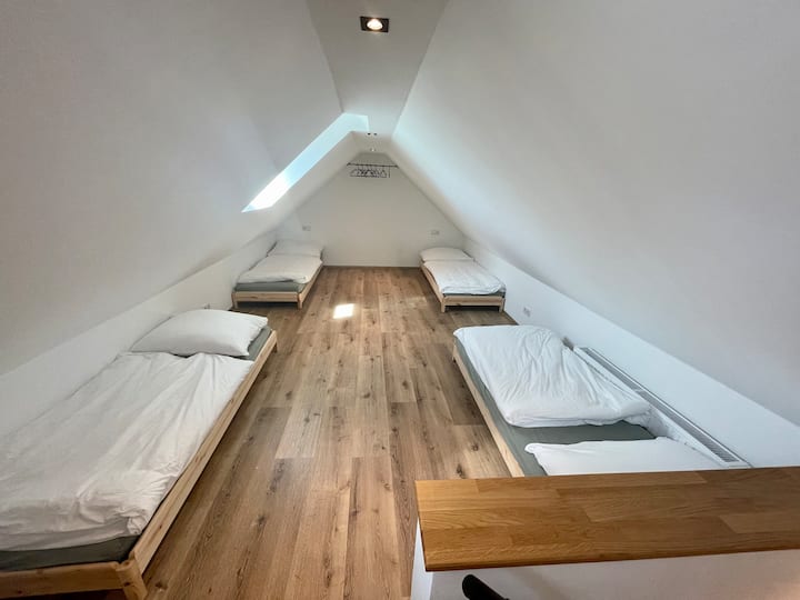 Საძინებელი სახურავის ქვეშ 4 ერთადგილიანი საწოლით, რომელიც სურვილისამებრ მარტივად შეიძლება გადაადგილდეს. Ასევე შესაძლებელია ერთმანეთის გვერდით მდებარე ყველა საწოლის ერთად წამოწევა, როგორც დიდი საძილე კუნძული ან საოჯახო საწოლი. Სახურავის ფანჯრები შეიძლება მთლიანად ჩაბნელდეს. 