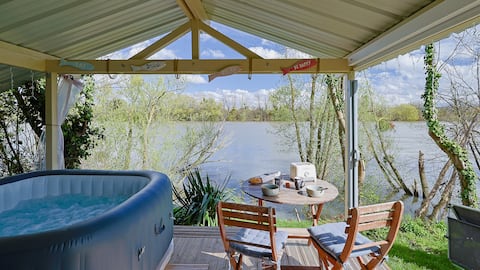 Romantic chalet with private jacuzzi, close to Paris