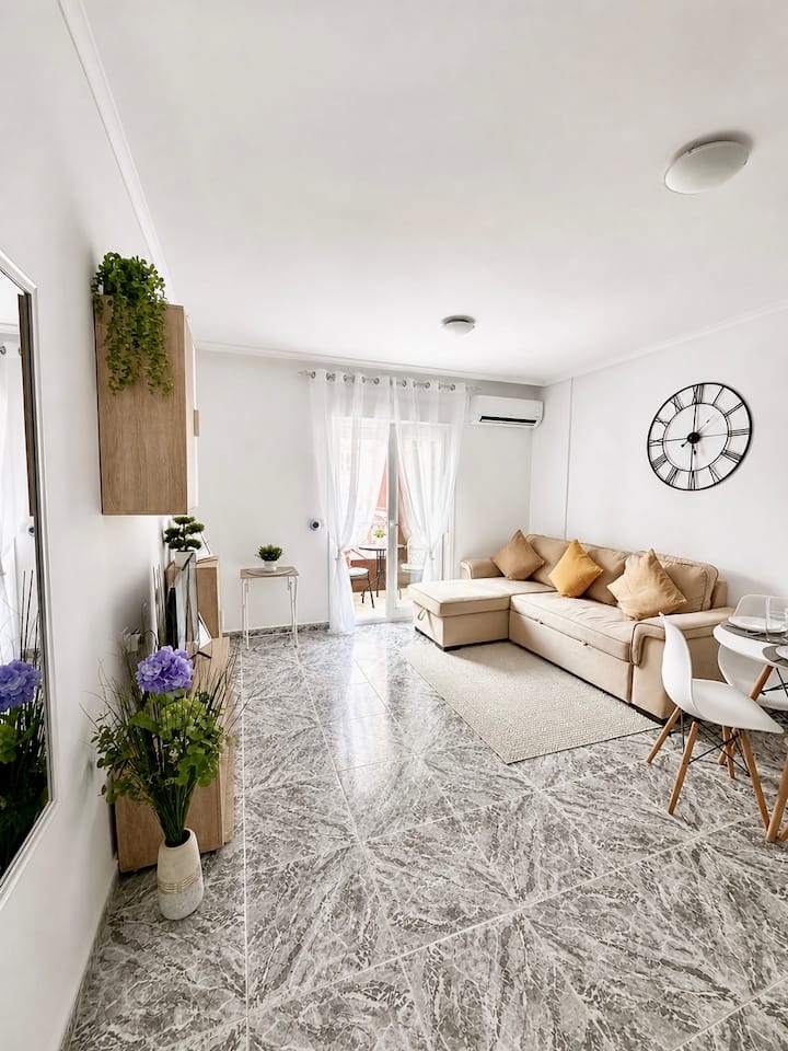 Stylish 1-bed Apt • Walk To Beach & Amenities - Torrevieja