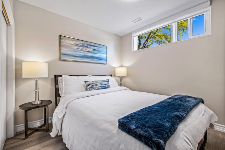 Chumba cha kulala cha msingi kina kitanda cha ukubwa wa malkia chenye starehe sana, roshani 2, kabati lenye ukubwa kamili lenye hifadhi ya rafu. 