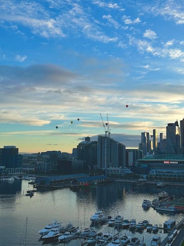 Waterfront Apartment. Best Views in Melbourne! gallery image 2