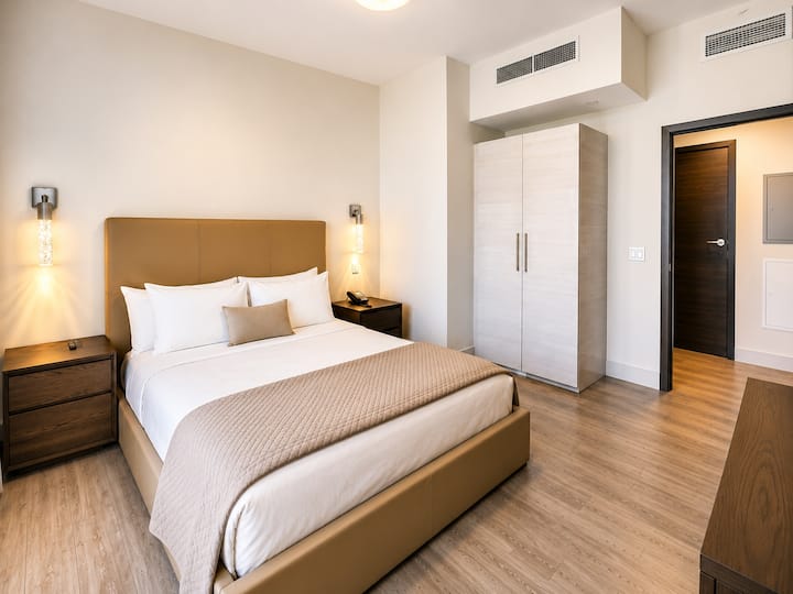 Stylish Hollywood Beach Condo W Rooftop Pool - Hollywood, FL