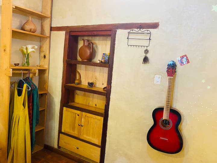 مساحة لتعليق ملابسك، وهناك أيضًا غيتار لك للعزف