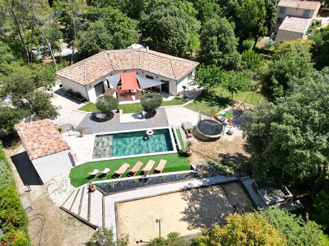 Villa with pool and summer kitchen in a quiet area