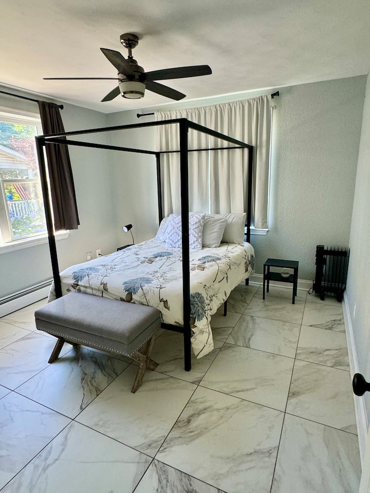 Bafu safi lenye bomba la mvua na mapambo safi kwa ajili ya kuanza siku kwa urahisi.