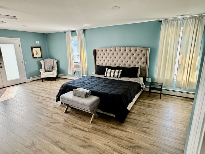 Chumba cha kulala chenye starehe na mpangilio wa makini na mwanga laini wa asili.