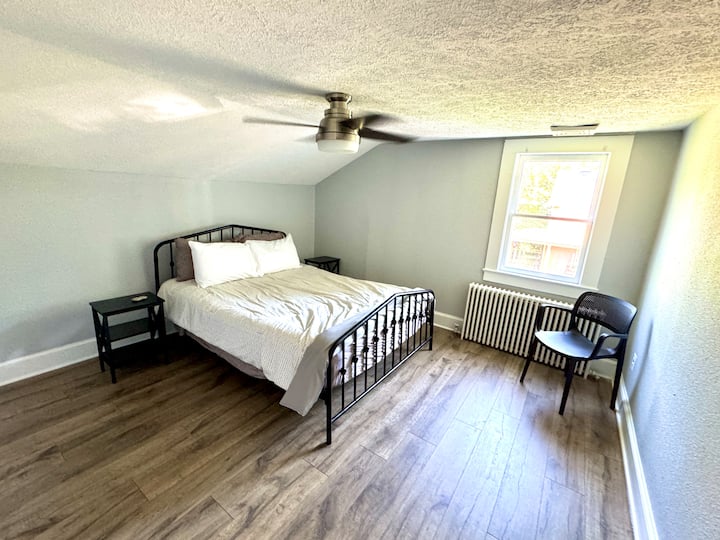 Mpangilio wa chumba cha kulala safi, chenye hewa safi ulioundwa kwa ajili ya kupumzika baada ya siku nzima ya kutembea.