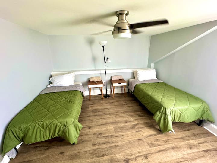 Mpangilio wa chumba cha kulala wenye amani wenye vipengele vya joto na mazingira ya utulivu.