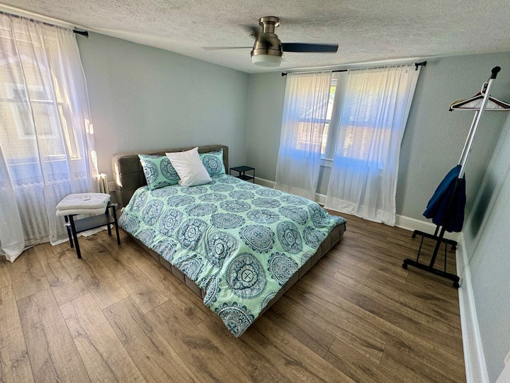 Chumba cha kulala chenye mwanga na vitanda viwili, mashuka laini na mwanga wa asili kwa ajili ya usingizi wa usiku wa starehe.