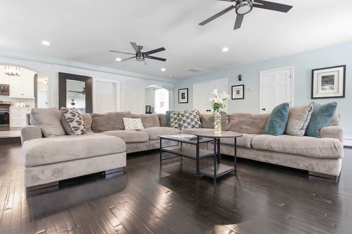 Solomons Spacious 6-bd Family Home With Hot Tub - Lusby, MD