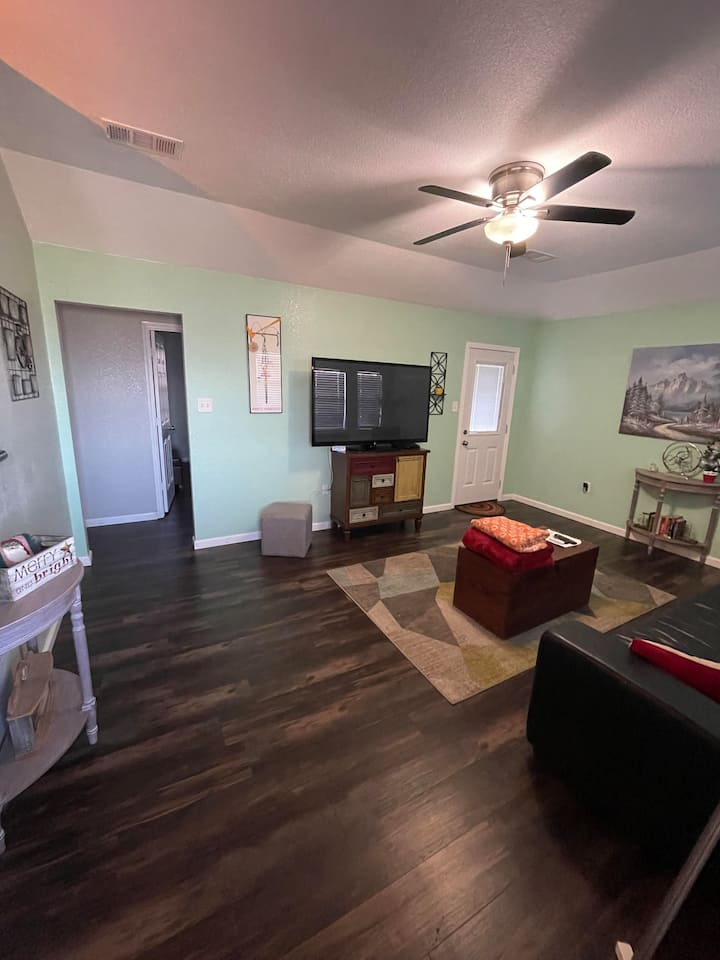 Cozy And Cheerful Home, Great Location. - Temple, TX