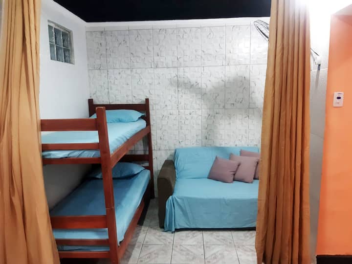 Dhomë për shumë qëllime me perde për më shumë privatësi. 