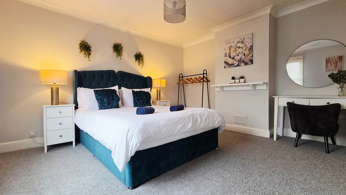 Top performing Airbnb: Cosy, Spacious Apartment + Parking near Beach in Holdenhurst Village