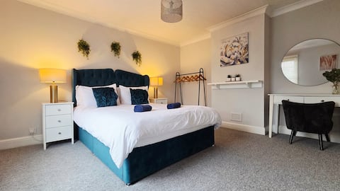 Top performing Airbnb: Cosy, Spacious Apartment + Parking near Beach in Holdenhurst Village