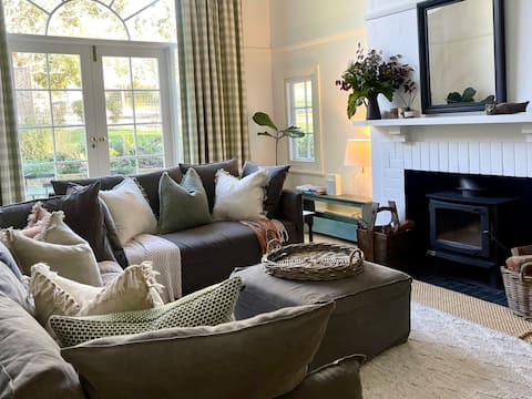 Top performing Airbnb: “The Lake House” Stirling Retreat in Adelaide Hills Council