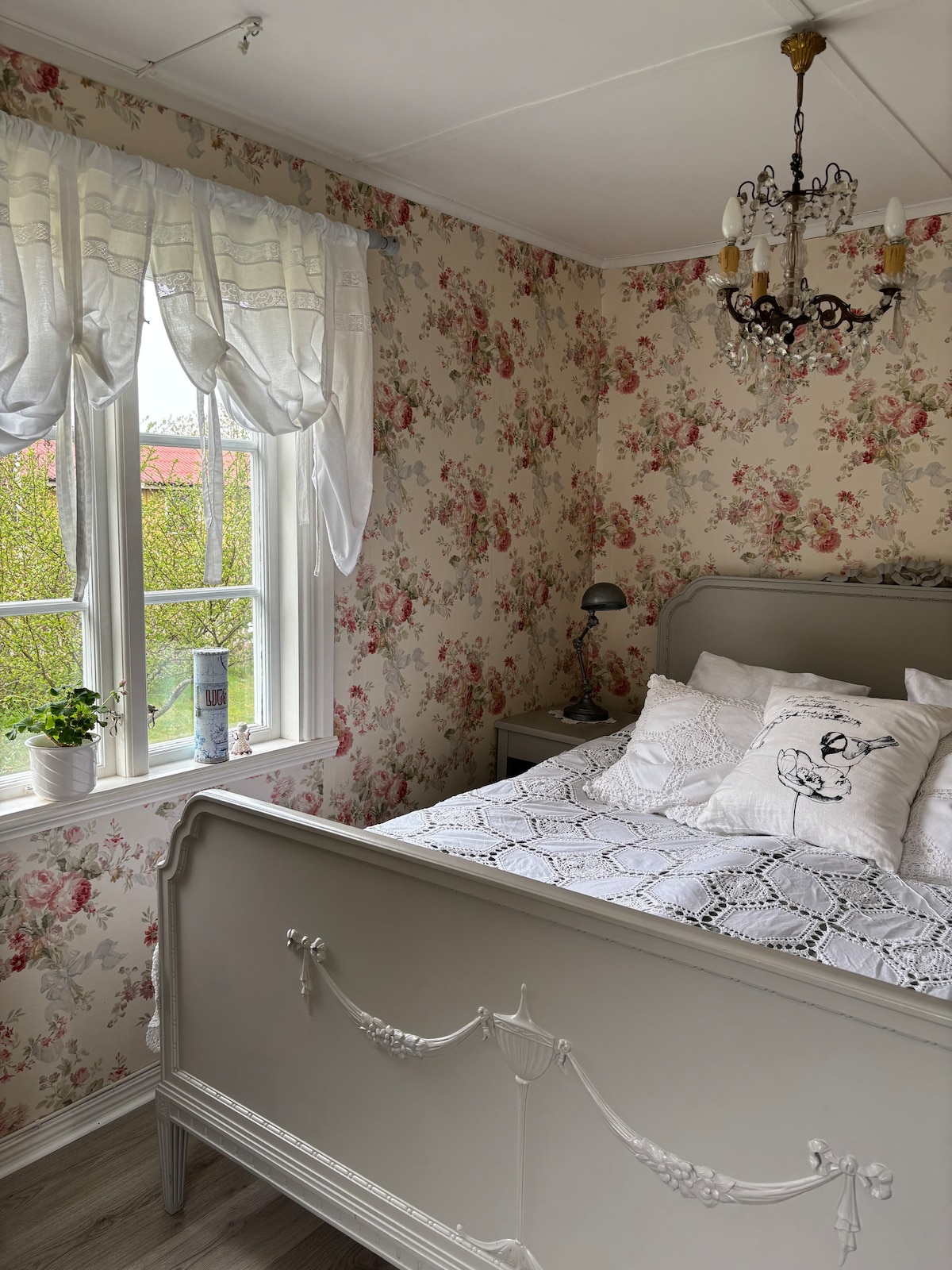 خلفية زهرية جميلة تزين جدران غرفة النوم.