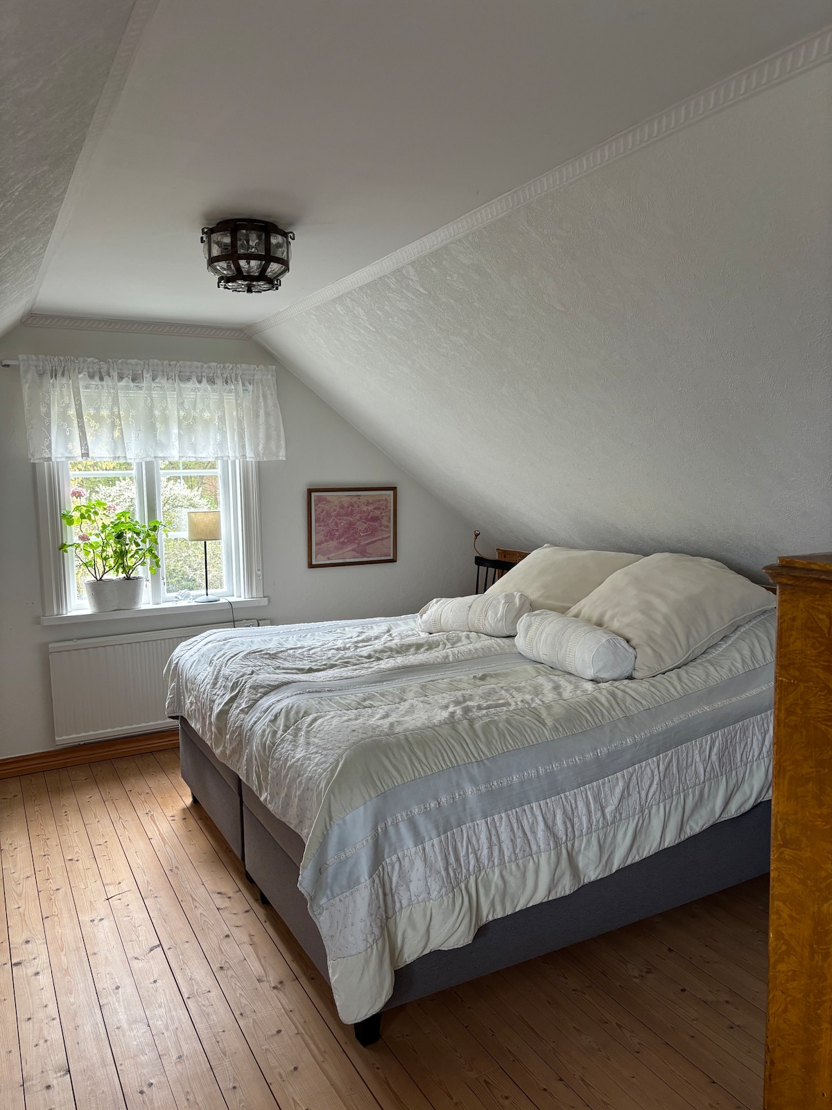 غرفة النوم هذه في الطابق العلوي. إليك سرير بعرض 180 سريرًا. 