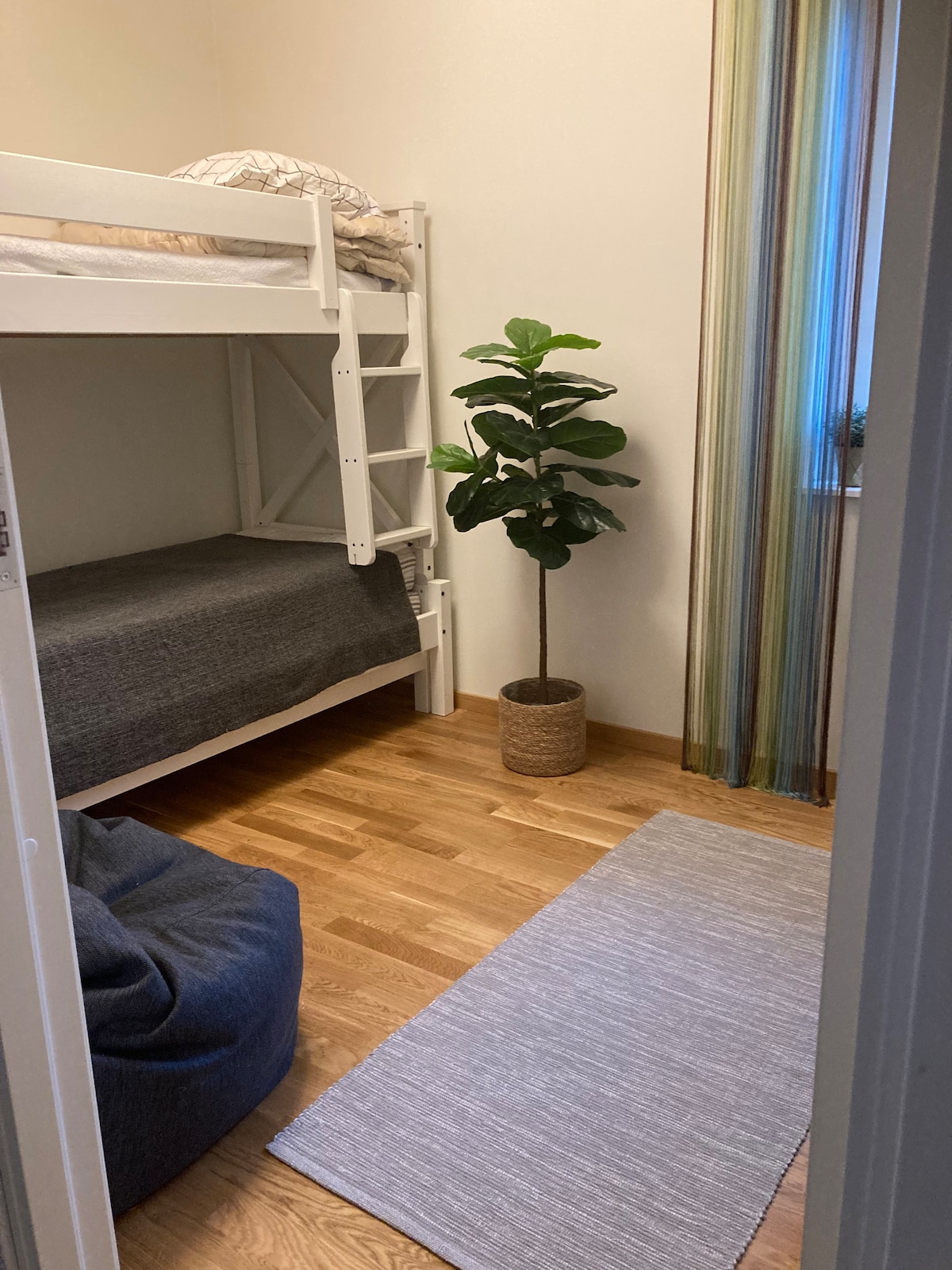 غرفة النوم 3 مع سرير بطابقين قابل للسحب.