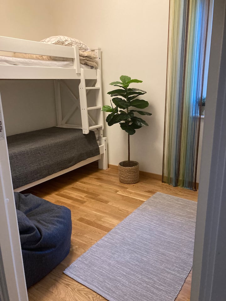 Საძინებელი 3 გამოსაწევი ორსართულიანი საწოლით.