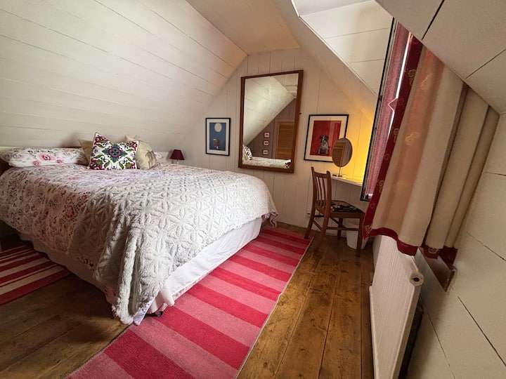  ห้องนอนดูมีอารมณ์… เตียงคู่พร้อมผ้านวมขนนกสวยงาม….. (เรามีผ้านวมที่ไม่ใช่ขนนกและหมอนอิงนุ่มๆ ให้เลือกซ่อนอยู่ในคอทเทจด้วย)