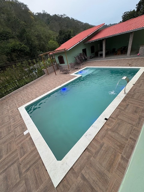 Quiet farmhouse with pool, hydro and lots of greenery