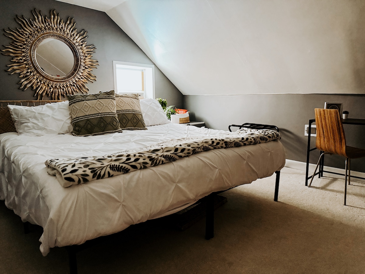 Quiet attic escape with sloped ceilings, king bed & workspace for inspiration. 