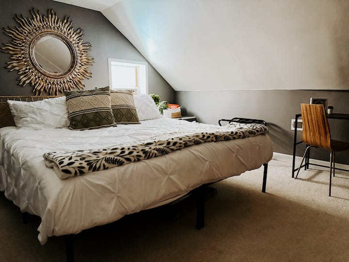 Quiet attic escape with sloped ceilings, king bed & workspace for inspiration. 