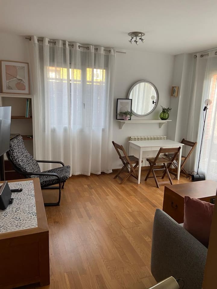 Dnevni boravak s blagovaonicom, Smart TV-om i kaučem na  razvlačenje 160x200. Prošireni stol za 4 osobe. 