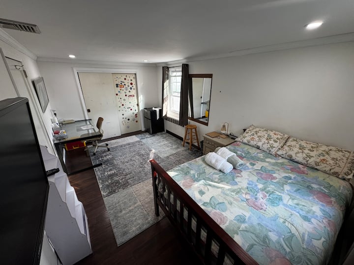 (#9) Mid-size Bedroom In Garden City Park - Valley Stream, NY