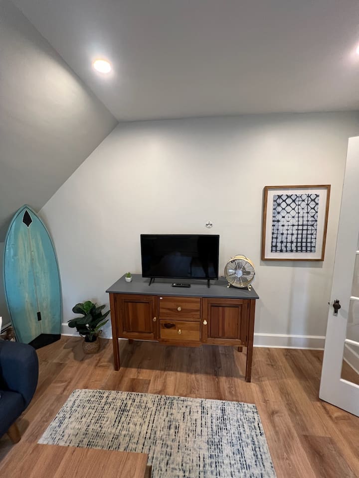 Dnevni boravak koji se nalazi na 2. katu. Sklopite kauč/futon u punoj veličini i rasklapajte stolicu/futon s jedne strane. Izvorna francuska vrata koja se mogu zatvoriti kako bi ovaj prostor bio zaseban prostor za spavanje