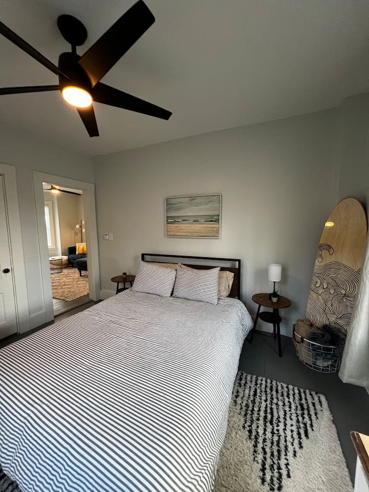 Spavaća soba u prizemlju.  Jedan bračni krevet.  Stropni ventilator.