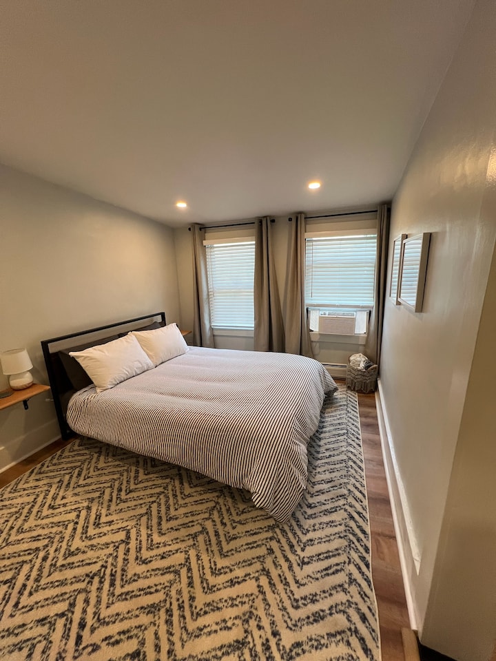 Na katu je spavaća soba.  Jedan bračni krevet (1,8x2).  Zasebna praonica rublja, prostor za sjedenje i kupaonica.