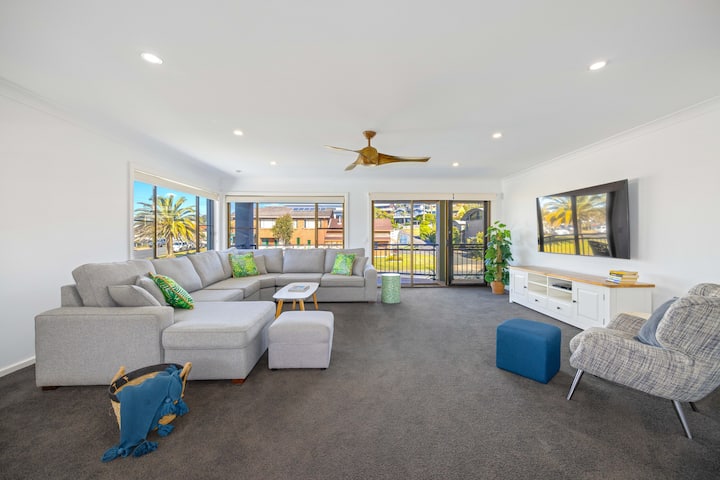 Rainbow Beach House | Oceanview Family Escape - Lake Cathie