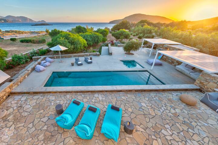 Villa w Pool & Jacuzzi. Direct Access to the Beach gallery image 3